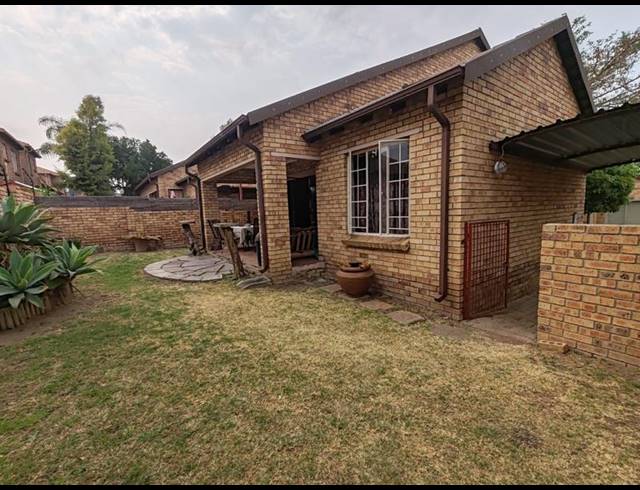 2 BEDROOM TOWNHOUSE FOR SALE IN ROOIHUISKRAAL NORTH